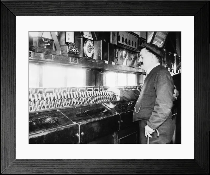 Framed Print : A signalman at work at Snow Hill railway station in Birmingham, June 1932 Framed Print : A signalman at work at Snow Hill railway station in Birmingham, June 1932