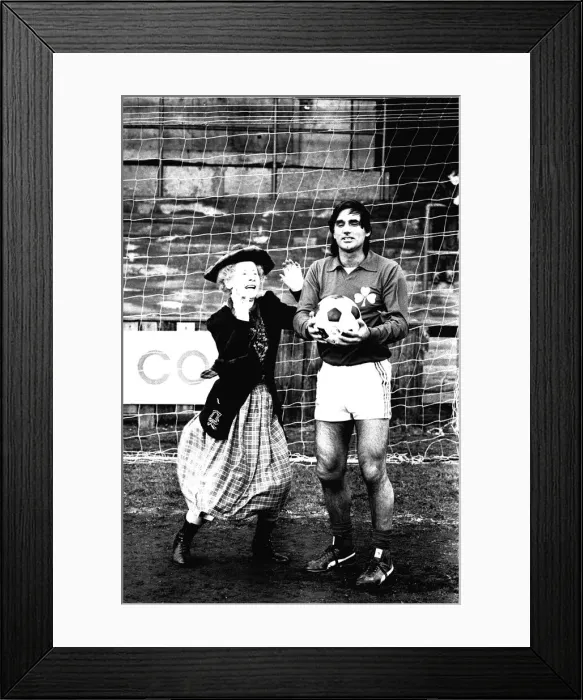Framed Print : Lib - Football legend George Best giving actress Gudrun Ure some footballing tips during Framed Print : Lib - Football legend George Best giving actress Gudrun Ure some footballing tips during
