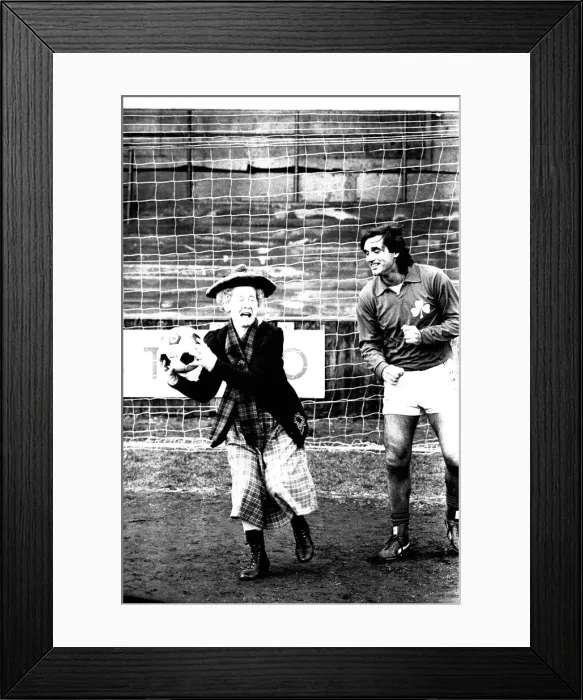 Framed Print : Lib - Football legend George Best giving actress Gudrun Ure some footballing tips during