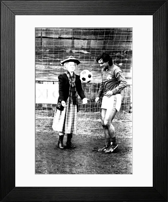 Framed Print : Lib - Football legend George Best giving actress Gudrun Ure some footballing tips during Framed Print : Lib - Football legend George Best giving actress Gudrun Ure some footballing tips during