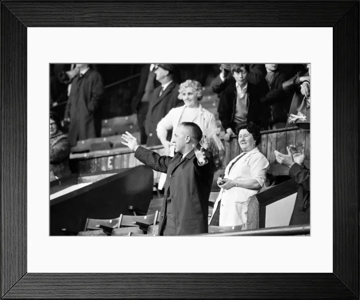 Framed Print : Liverpool manager Bill Shankly acknowledges the cheers of the Kop ahead of his side Framed Print : Liverpool manager Bill Shankly acknowledges the cheers of the Kop ahead of his side