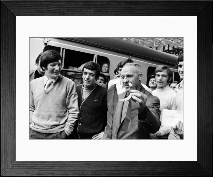 Framed Print : Liverpool manager Bill Shankly pictured with his team, holding a lucky horseshoe at Lime Framed Print : Liverpool manager Bill Shankly pictured with his team, holding a lucky horseshoe at Lime