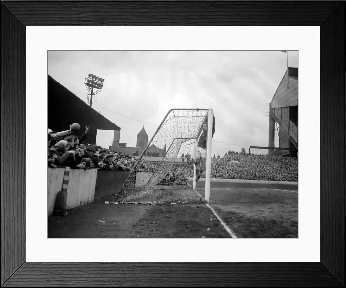 Framed Print : West Ham versus Manchester United - Harry Gregg went high up for the ball Framed Print : West Ham versus Manchester United - Harry Gregg went high up for the ball