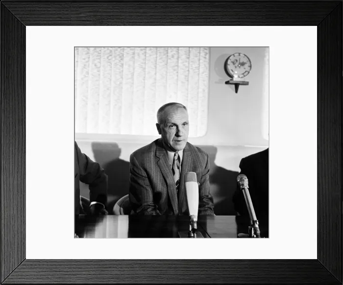 Framed Print : Liverpool manager Bill Shankly announces his retirement Framed Print : Liverpool manager Bill Shankly announces his retirement