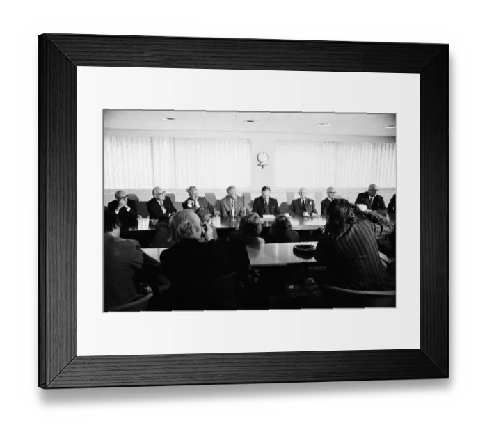Framed Print : Liverpool manager Bill Shankly announces his retirement Framed Print : Liverpool manager Bill Shankly announces his retirement