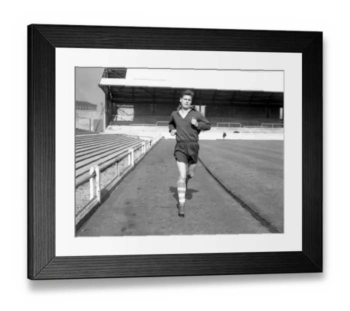 Framed Print : Nottingham Forest footballer Bobbie McKinlay in training at the City Ground