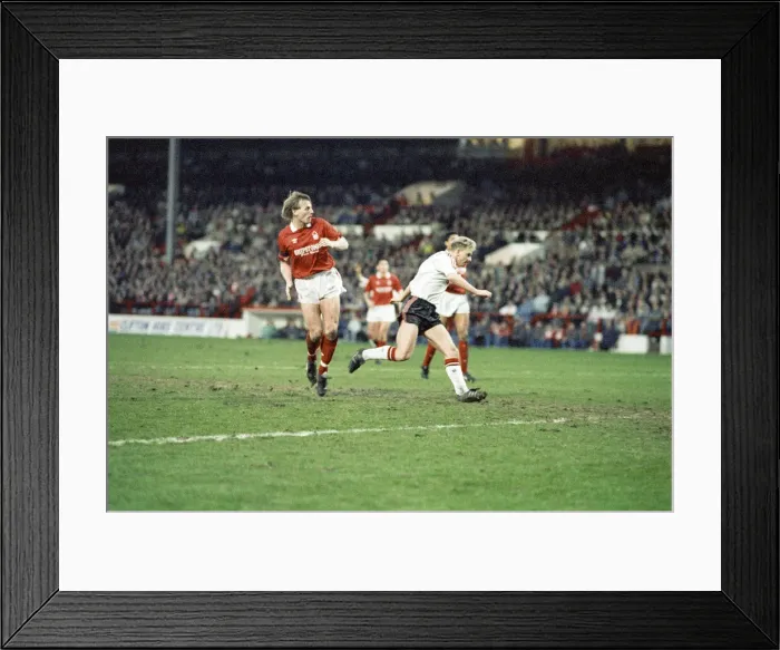 Framed Print : 1990 FA Cup Third Round match at The City Ground. Nottingham Forest 0 v Manchester Framed Print : 1990 FA Cup Third Round match at The City Ground. Nottingham Forest 0 v Manchester