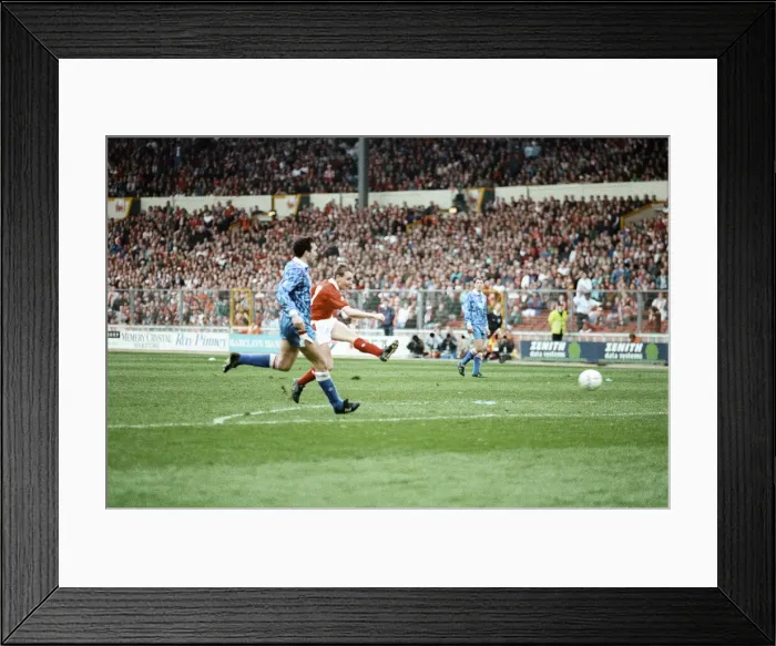 Framed Print : Zenith Data Systems Cup Final at Wembley Stadium. Nottingham Forest 3-2 Southampton Framed Print : Zenith Data Systems Cup Final at Wembley Stadium. Nottingham Forest 3-2 Southampton