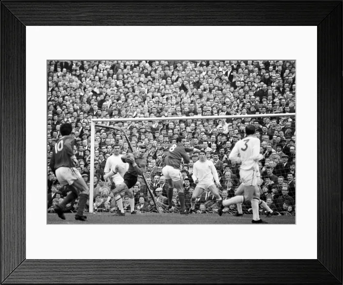 Framed Print : English League Division One match at Highbury. Arsenal 1 v Nottingham Forest 1 Framed Print : English League Division One match at Highbury. Arsenal 1 v Nottingham Forest 1