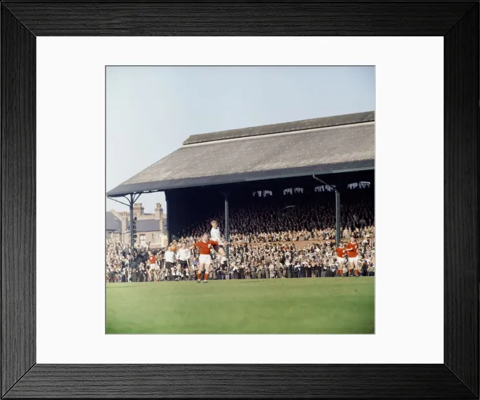 Framed Print : English League Division One match at Craven Cottage. Fulham 0 v Nottingham Forest Framed Print : English League Division One match at Craven Cottage. Fulham 0 v Nottingham Forest