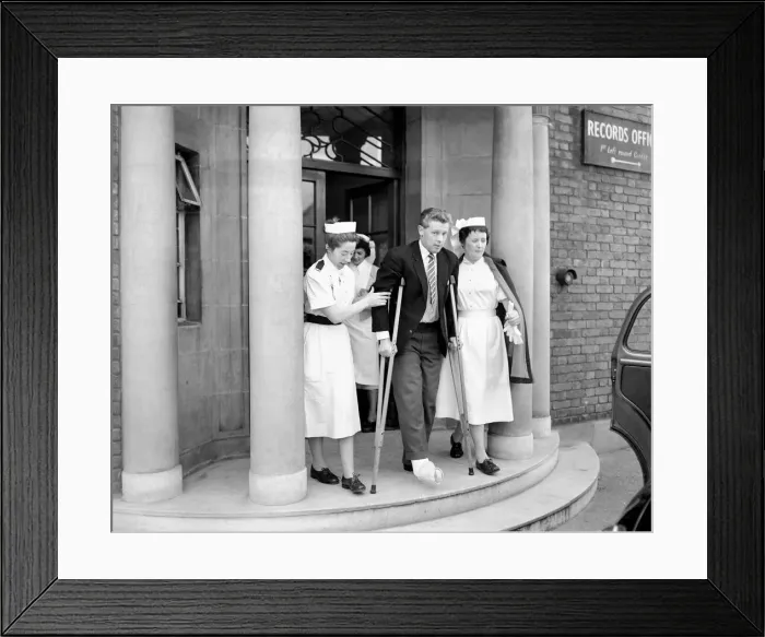 Framed Print : The victorious Nottingham Forest team leave London for home after their triumph in the FA