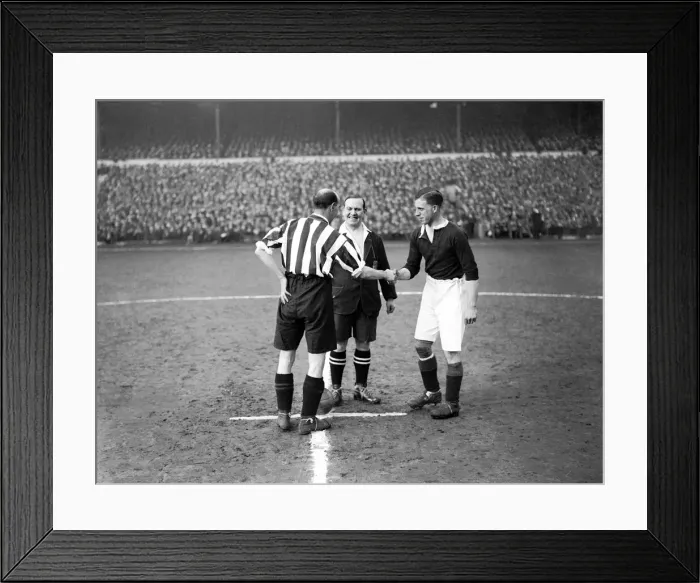 Framed Print : Nottingham Forest v Sheffield United March 1928. Forest skipper Bill Thompson Framed Print : Nottingham Forest v Sheffield United March 1928. Forest skipper Bill Thompson