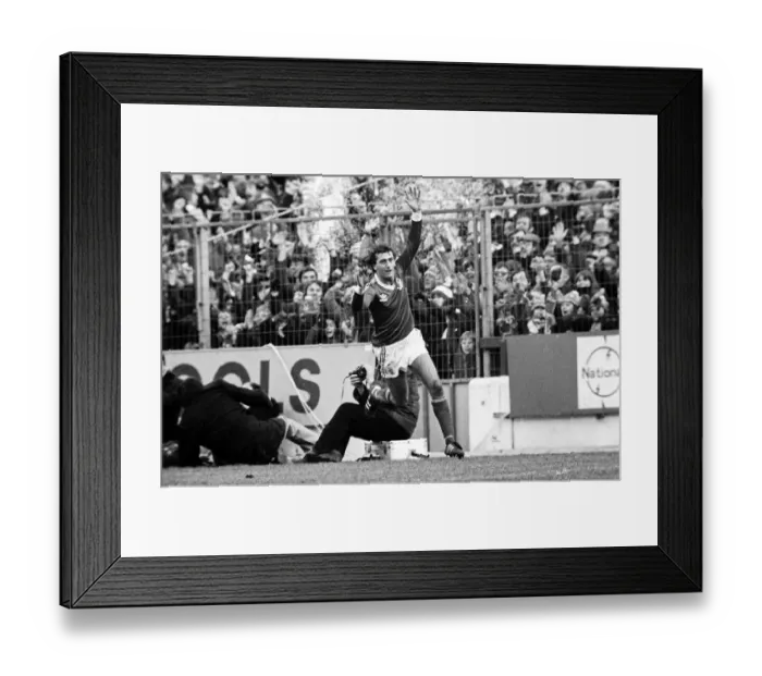 Framed Print : Football: Nottingham Forest vs. Sunderland. December 1980 80-07212-006 Framed Print : Football: Nottingham Forest vs. Sunderland. December 1980 80-07212-006