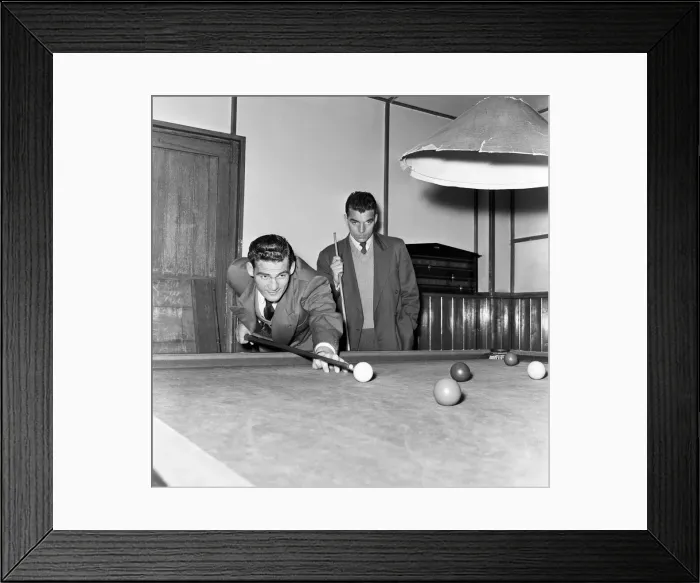 Framed Print : Nottingham Forest skipper Jack Burkitt lines up a shot to the middle pocket Framed Print : Nottingham Forest skipper Jack Burkitt lines up a shot to the middle pocket