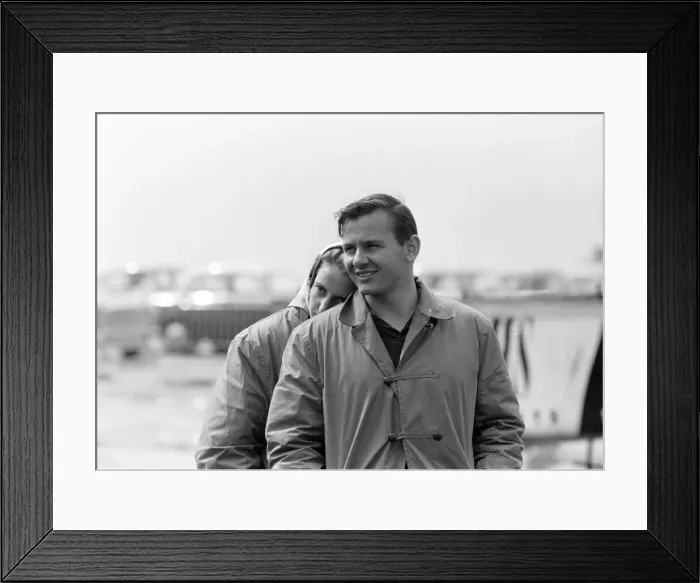 Framed Print : Bruce McLaren, racing driver at Meeting, 12th June 1962 Framed Print : Bruce McLaren, racing driver at Meeting, 12th June 1962