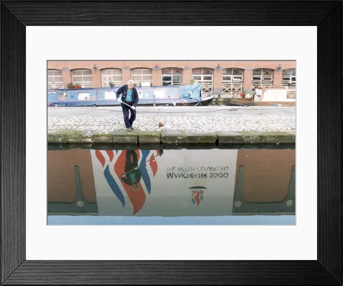 Framed Print : Manchester 2000 Olympic Bid, Crowds await official announcement on who will be hosting Framed Print : Manchester 2000 Olympic Bid, Crowds await official announcement on who will be hosting
