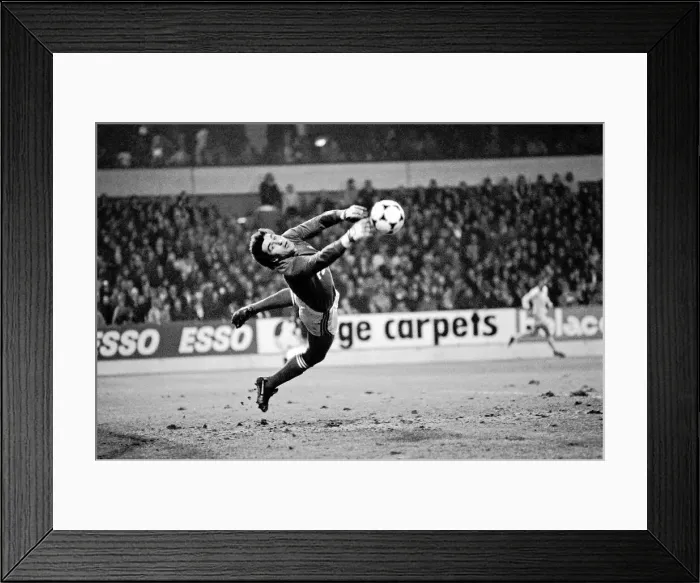 Framed Print : English League Division One match. Nottingham Forest 0 v Liverpool 2 Framed Print : English League Division One match. Nottingham Forest 0 v Liverpool 2