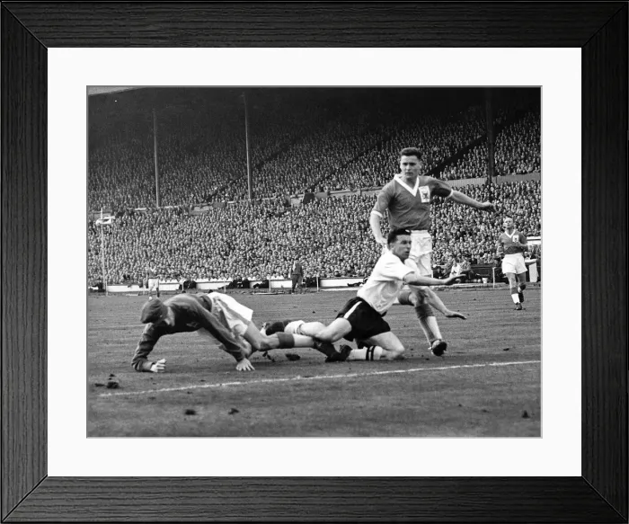 Framed Print : FA Cup Final at Wembley Nottingham Forest 2 v Luton Town 1 Framed Print : FA Cup Final at Wembley Nottingham Forest 2 v Luton Town 1