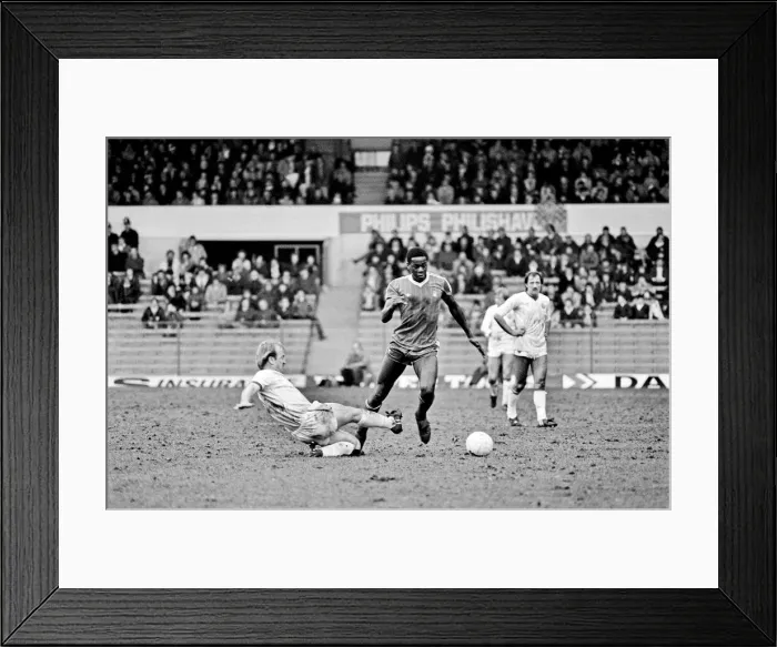 Framed Print : English League Division One match at Elland Road. Leeds United 1 v Nottingham Forest 1 Framed Print : English League Division One match at Elland Road. Leeds United 1 v Nottingham Forest 1