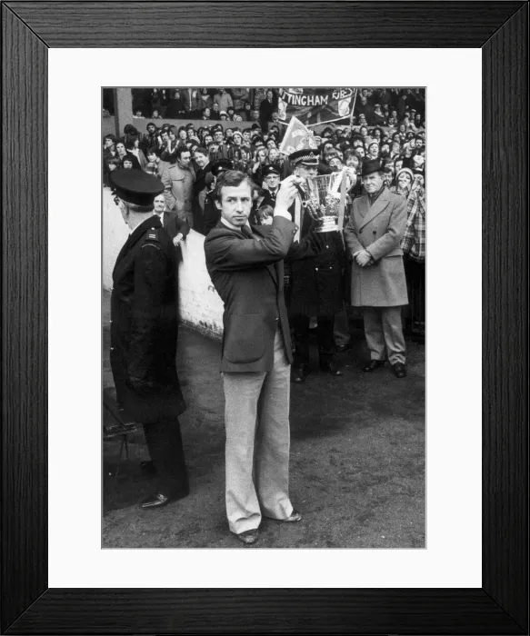 Framed Print : Nottingham Forest captain John McGovern shows off the League cup trophy to the crowd Framed Print : Nottingham Forest captain John McGovern shows off the League cup trophy to the crowd