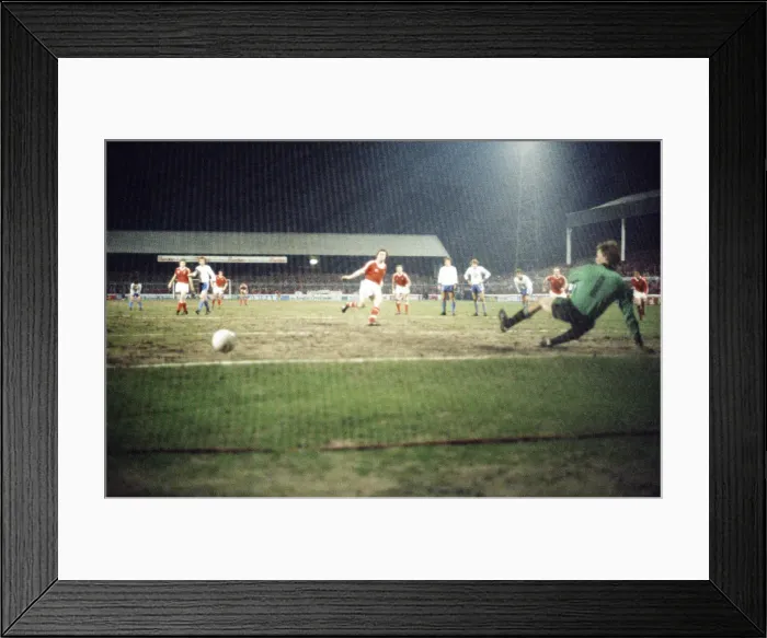 Framed Print : European Cup Quarter Final First Leg match at the City Ground Framed Print : European Cup Quarter Final First Leg match at the City Ground