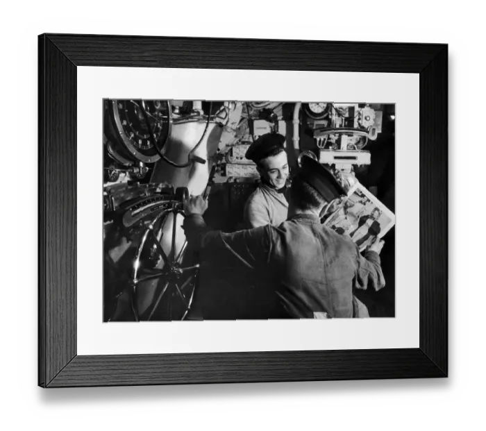 Framed Print : Submariners, pictured reading the Daily Mirrors Good Morning Newspaper