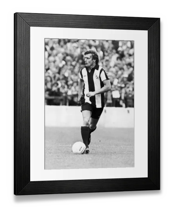 Framed Print : West Bromwich Albion footballer Willie Johnston in action, September 1977 Framed Print : West Bromwich Albion footballer Willie Johnston in action, September 1977