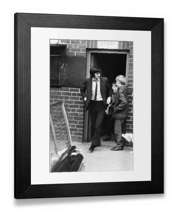 Framed Print : Manchester United footballer George Best leaving Old Trafford after receiving treatment Framed Print : Manchester United footballer George Best leaving Old Trafford after receiving treatment