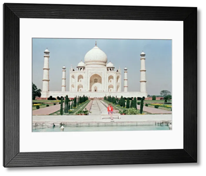 Framed Print : Princess Diana at the Taj Mahal, Agra, Uttar Pradesh, India, 11th February 1992 Framed Print : Princess Diana at the Taj Mahal, Agra, Uttar Pradesh, India, 11th February 1992