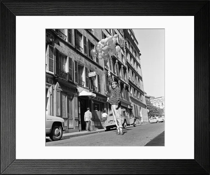 Framed Print : Tony Hancock filming The Rebel'in Paris. 11th September 1960 Framed Print : Tony Hancock filming The Rebel'in Paris. 11th September 1960