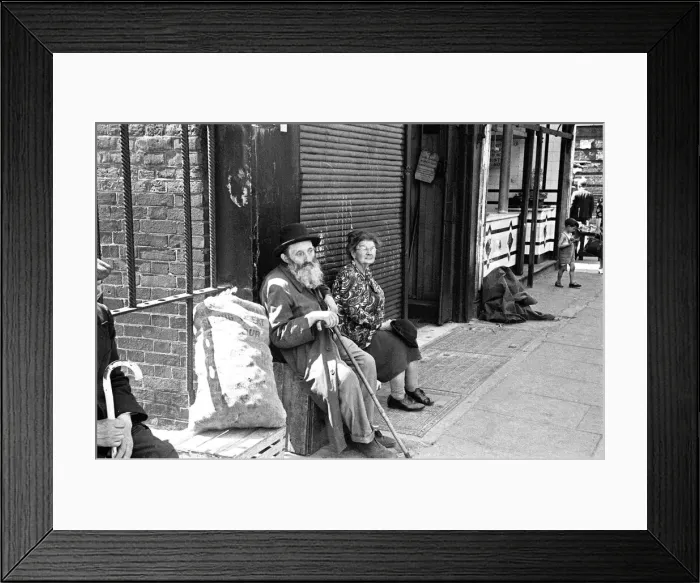 Framed Print : Scenes in Whitechapel, East London, circa 1947 Framed Print : Scenes in Whitechapel, East London, circa 1947