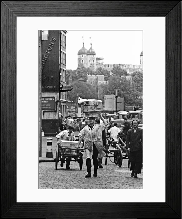 Framed Print : Billingsgate Market Scenes and Porters, 24th July 1964 Framed Print : Billingsgate Market Scenes and Porters, 24th July 1964