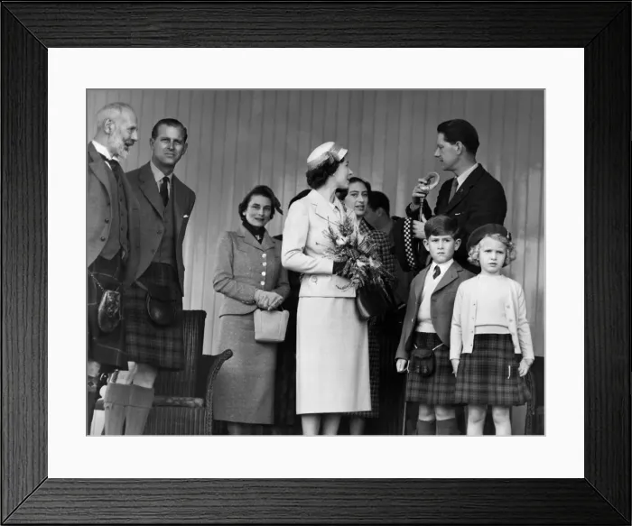 Framed Print : The Queen chats with Capt. A. C. Farquharson of Invercauld whilst the Marquess of Aberdeen Framed Print : The Queen chats with Capt. A. C. Farquharson of Invercauld whilst the Marquess of Aberdeen