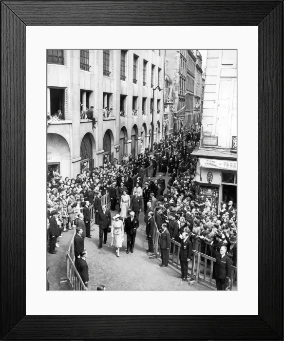 Framed Print : Princess Elizabeth and the Duke of Edinburgh on The rue du Faubourg Saint-Honor Framed Print : Princess Elizabeth and the Duke of Edinburgh on The rue du Faubourg Saint-Honor