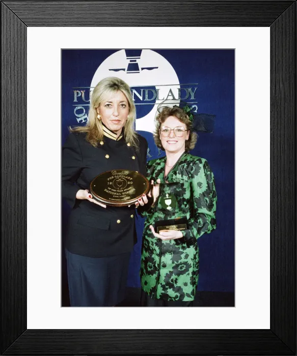 Framed Print : Eve Pollard, Editor, Sunday Mirror Newspaper, presents Gordon