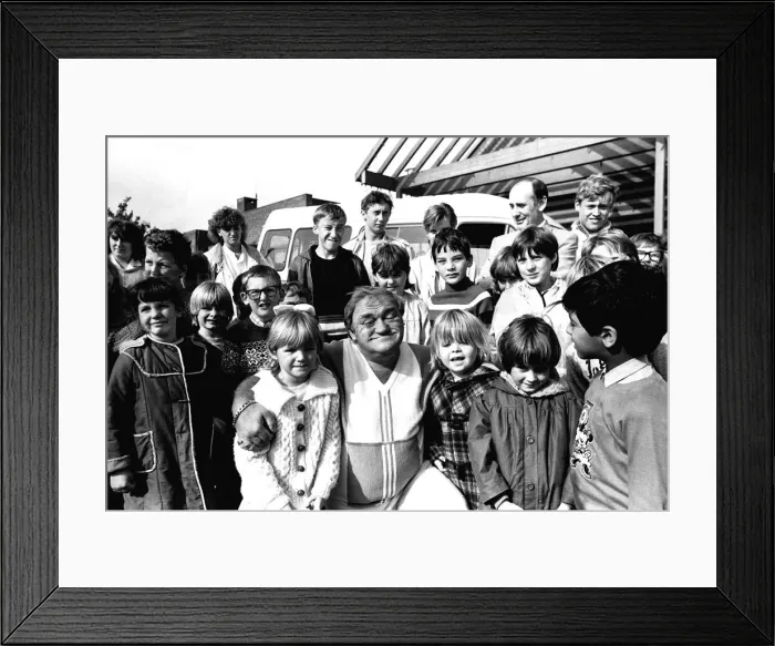 Framed Print : Comedian Les Dawson presented a 10, 000 mini coach to Glebe School in Killingworth Framed Print : Comedian Les Dawson presented a 10, 000 mini coach to Glebe School in Killingworth