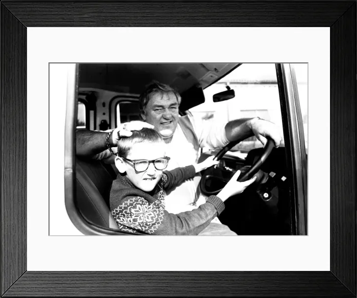 Framed Print : Comedian Les Dawson presented a 10, 000 mini coach to Glebe School in Killingworth Framed Print : Comedian Les Dawson presented a 10, 000 mini coach to Glebe School in Killingworth