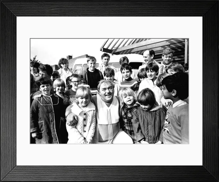 Framed Print : Comedian Les Dawson presented a 10, 000 mini coach to Glebe School in Killingworth Framed Print : Comedian Les Dawson presented a 10, 000 mini coach to Glebe School in Killingworth