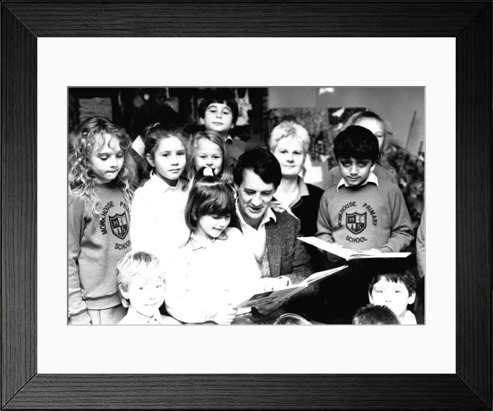 Framed Print : Actor Michael Palin pays a surprise visit to Monkhouse Primary School in North Shields to