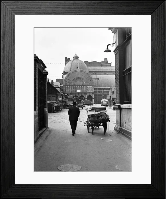 Framed Print : Day in the life of Covent Garden market in Central London, circa 1948 Framed Print : Day in the life of Covent Garden market in Central London, circa 1948