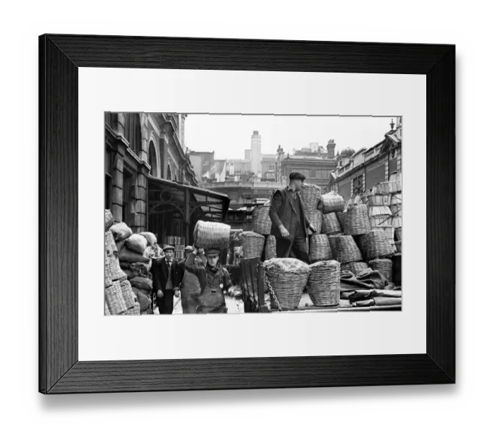 Framed Print : Day in the life of Covent Garden Market, central London. Circa 1948