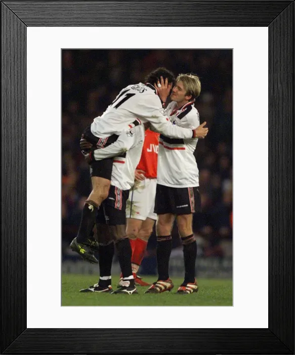 Framed Print : Manchester United winger David Beckham kisses team mate Ryan Giggs after scored in