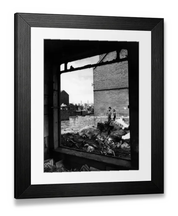 Framed Print : Slum housing in Birmingham. Children playing outdoors. Undated pic Framed Print : Slum housing in Birmingham. Children playing outdoors. Undated pic