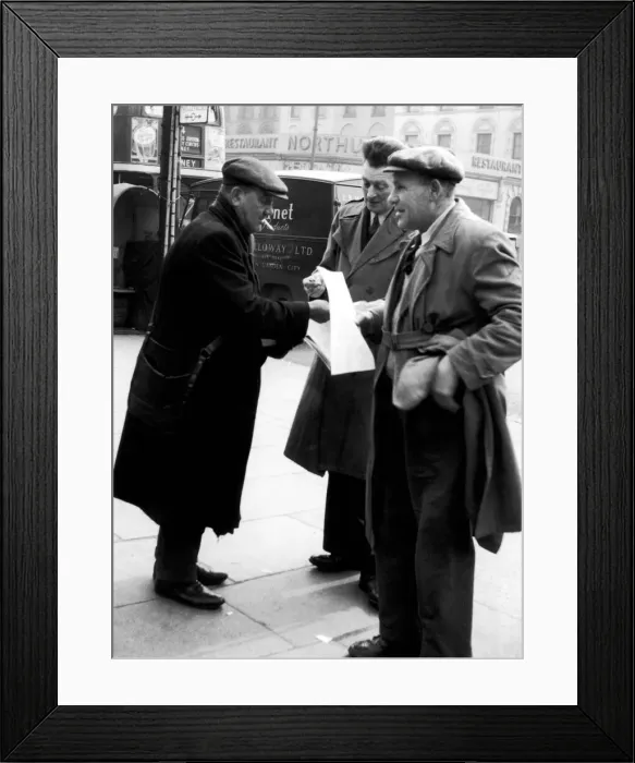 Framed Print : For a week owing to a trade dispute, Londoners have been without newspapers Framed Print : For a week owing to a trade dispute, Londoners have been without newspapers