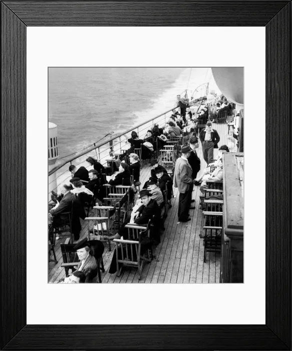 Framed Print : Time for lunch on the Old Father Thames, before a trip down the river to Margate Framed Print : Time for lunch on the Old Father Thames, before a trip down the river to Margate