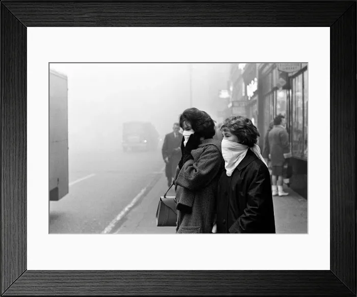 Framed Print : Scenes of a fog bound London, 5th December 1962 Framed Print : Scenes of a fog bound London, 5th December 1962