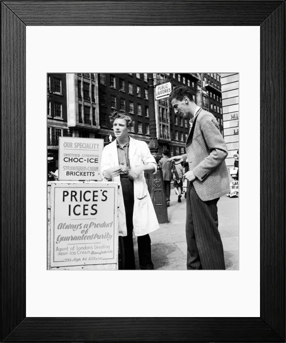 Framed Print : A Cockney Earns His Living- Hes the most popular person in a heat wave