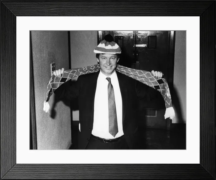 Framed Print : New Manchester United manager Alex Ferguson proudly shows off the team hat Framed Print : New Manchester United manager Alex Ferguson proudly shows off the team hat
