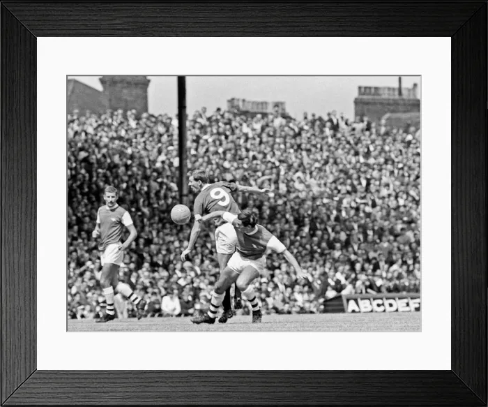 Framed Print : Pre season friendly match at Highbury. Arsenal 3 v Glasgow Rangers 0 Framed Print : Pre season friendly match at Highbury. Arsenal 3 v Glasgow Rangers 0