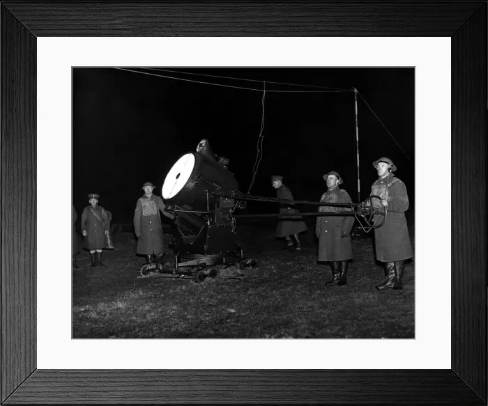 Framed Print : A searchlight crew of the 5th Battalion, Royal Northumberland Fusiliers Framed Print : A searchlight crew of the 5th Battalion, Royal Northumberland Fusiliers